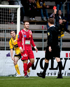 Jesper Westerberg, Mjällby, får rött kort av domare