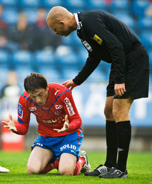 Adrian Gashi i diskussion med Michael Lerjéus, domare