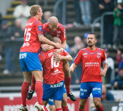1-0 Alexander Gerndt, som grattas. Jubel, glädje