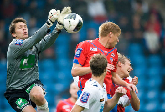 Mattias Hugosson, målvakt, Gefle, greppar bollen framför