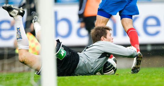 Mattias Hugosson, målvakt, Gefle, tar bollen framför