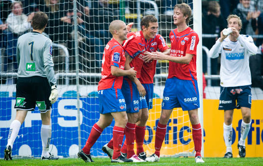 2-0, Alexander Gerndt, som grattas