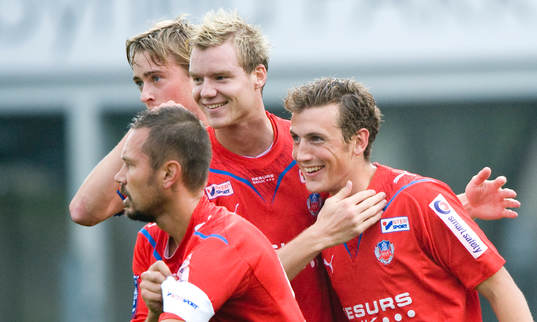 1-0 Alexander Gerndt, som grattas.  Jubel, glädje