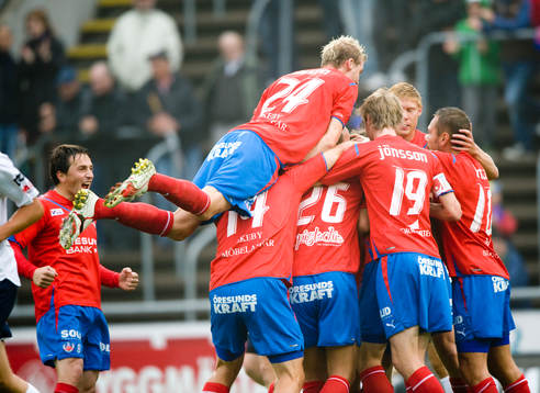1-0 Alexander Gerndt, som grattas.  Jubel, glädje
