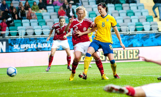 Lotta Schelin, Sverige slår in 2-0