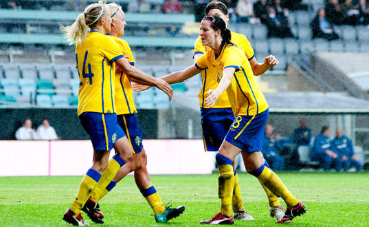 Josefine Öqvist,  Lotta Schelin, Sverige slår in 2-0