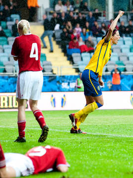 Lotta Schelin, Sverige slår in 2-0 jubel