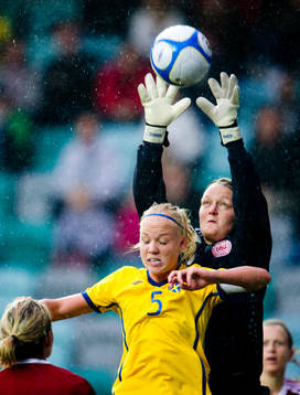 Caroline Seger, Sverige, Heidi Johansen, målvakt, Danmark