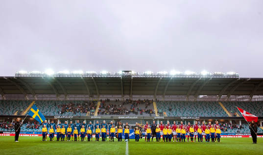 Sverige och Danmark lyssnar till nationalsången