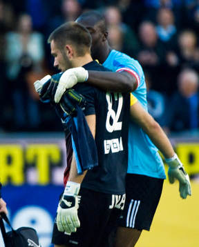 Pa Dembo Touray, målvakt, Djurgården tröstar John