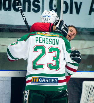 Jens Karlsson, Borås kramar Christoffer Persson, Rögle