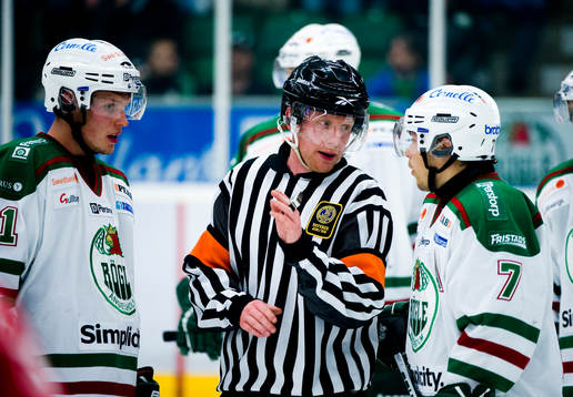 Rickard Holm, domare, Alexander Johansson och Mads Bödker,