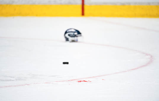 Puck, Hjälm, Blod