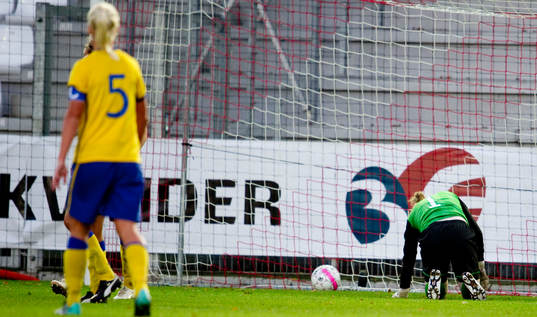 Caroline Seger, Hedvig Lindahl, målvakt, Sverige depp