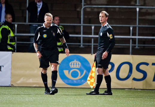 Linjedomare pratar med domare Lars Olsson