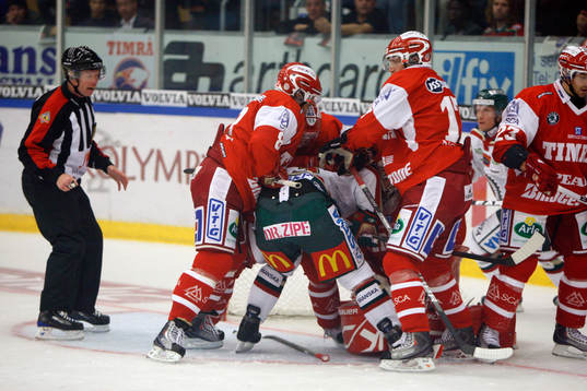 Timråspelarna trycker ner Riku Hahl, Frölunda