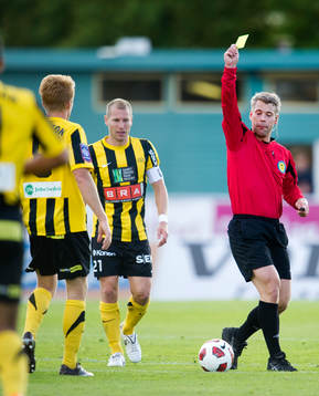 domare Tobias Mattsson ger Josef Karlsson, Häcken en