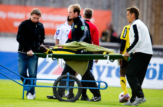 John Chibuike, Häcken skada ut på bår
