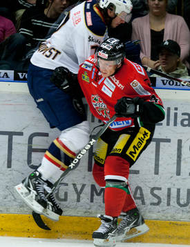 Nicklas Danielsson, Modo tacklar Andreas Holmqvist,