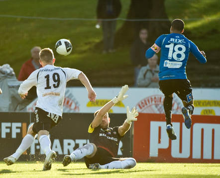 Marcus Olsson, Halmstad, nickar in i sista sekunderna