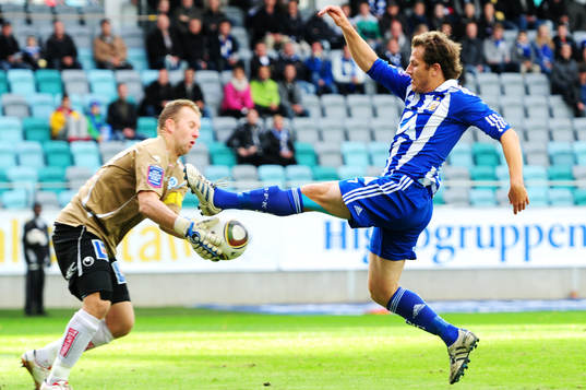 Henrik Gustavsson, målvakt, Åtvidaberg mot Tobias Hysén,