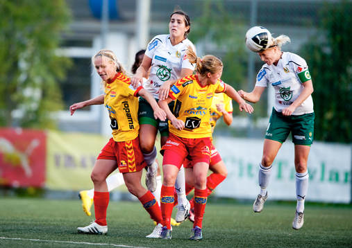 Hård kamp om bollen mellan Tyresö och Hammarby