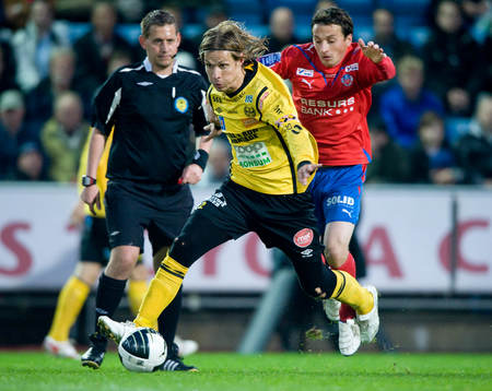 Tobias Grahn, Mjällby jagas av Ardian Gashi, Helsingborg