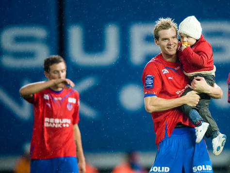 2-målsskytten Alexander Gerndt och Marcus Nilsson med son