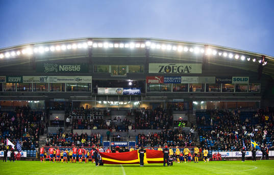 Line-up, flagga, läktare, strålkastare, arena, genre