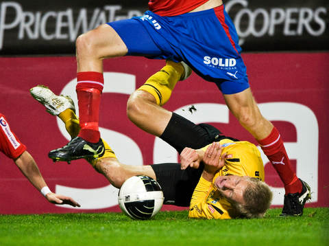 Patrik Rosengren biter i gräset