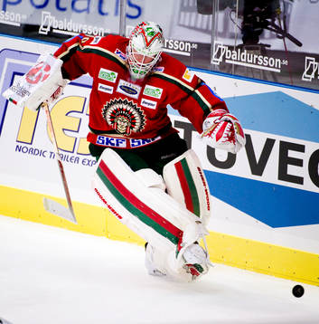 Johan Holmqvist, målvakt, Frölunda missar med klubban och