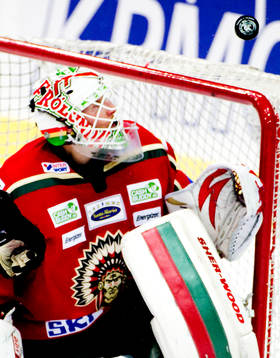 Johan Holmqvist, målvakt, Frölunda ser på pucken