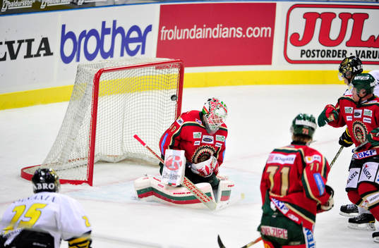 Patrik Nemeth, AIK gör 0-1 bakom Johan Holmqvist, målvakt