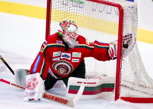 Johan Holmqvist, målvakt, Frölunda räddar pucken med
