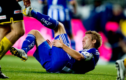 Adam Johansson, IFK Göteborg tar sig åt baksidan av låret