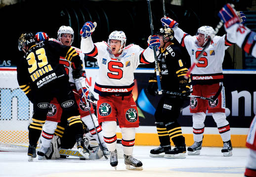 Mattias Carlsson, Södertälje trycker in pucken i mål och