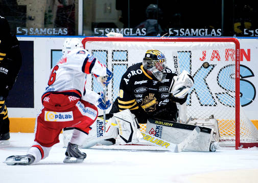 Mattias Carlsson, Södertälje trycker in pucken i mål