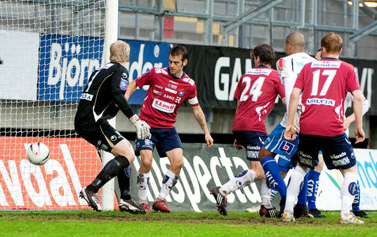 Björn Anklev och Peter Abrahamsson, målvakt Örgryte, ser