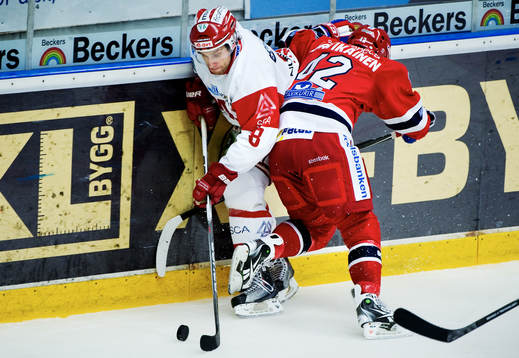 Per Hallin, Timrå, i kamp om pucken med Arto Laatikainen,
