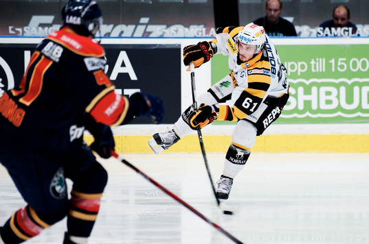 Fredrik Lindgren, Skellefteå, skjuter mot mål