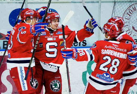 Patrik Carlsson, Södertälje, gratuleras till sitt 1-1-mål