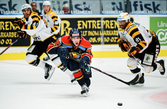 Mario Kempe, Djurgården, passar pucken