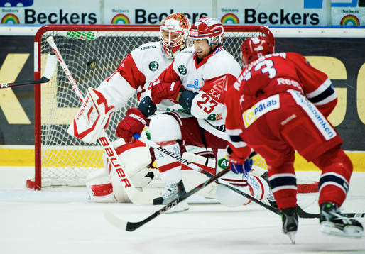 Fredric Andersson, Södertälje, skjuter mot Juha