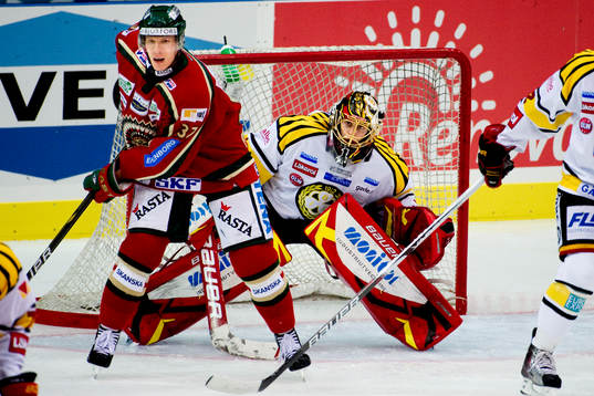 Mika Pyörälä, Frölunda, skymmer Niklas Svedberg,