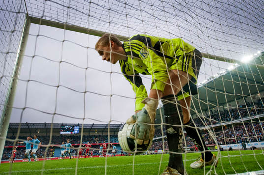 Markus Sandberg, målvakt Göteborg hämtar ut bollen ur