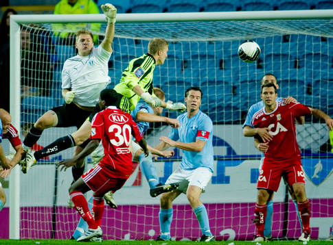Johan Dahlin, målvakt Malmö räddar framför Markus