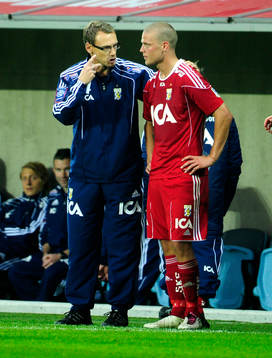 Jonas Olsson, tränare Göteborg instruerar Alexander