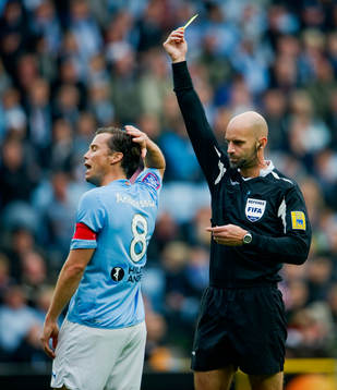 Daniel Andersson, får varning av Stefan Johannesson, domare