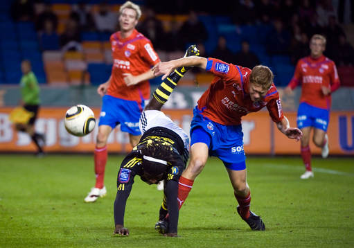 Mohamed Bangura, AIK tas hårt av Markus Holgersson,