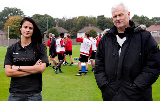 Maja Johansson och Glenn Hysén på plats i Liverpool